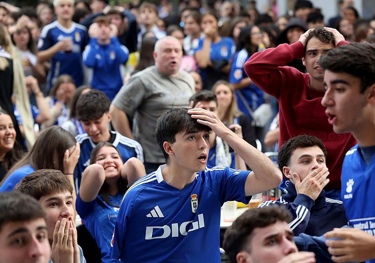 Nervios a flor de piel en los bares de Oviedo durante el Mirandés - Real Oviedo