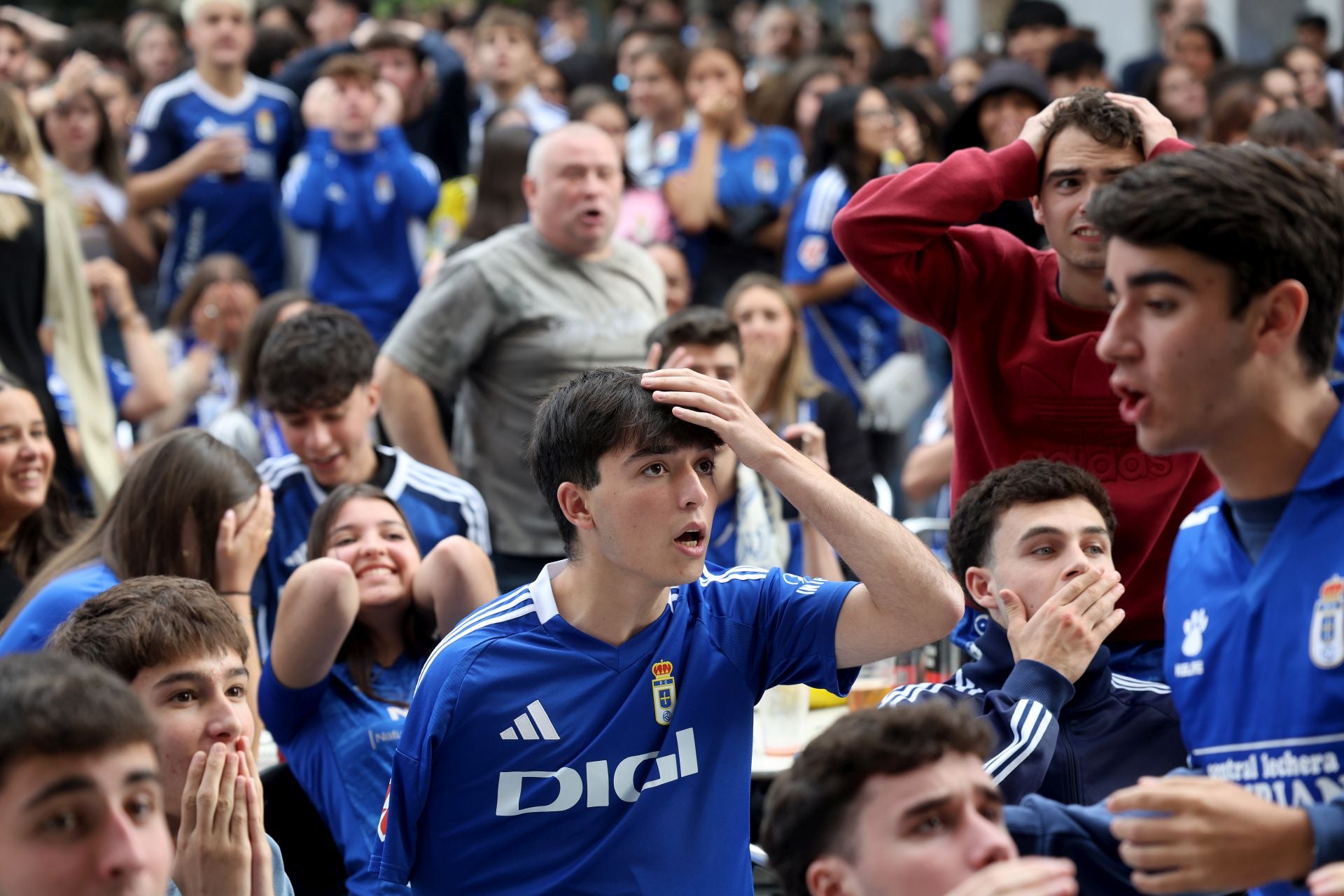 Nervios a flor de piel en los bares de Oviedo durante el Mirandés - Real Oviedo