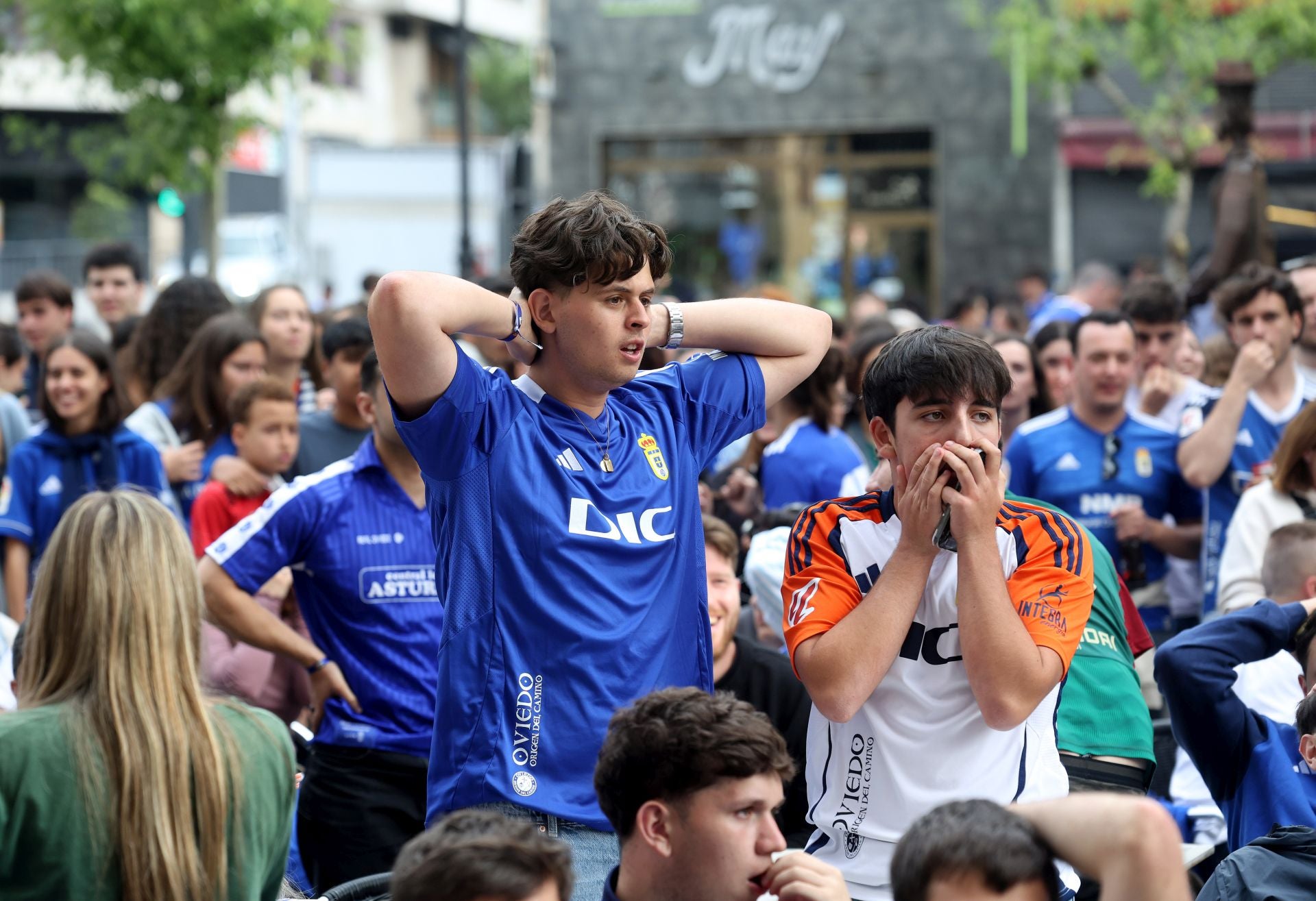 Nervios a flor de piel en los bares de Oviedo durante el Mirandés - Real Oviedo