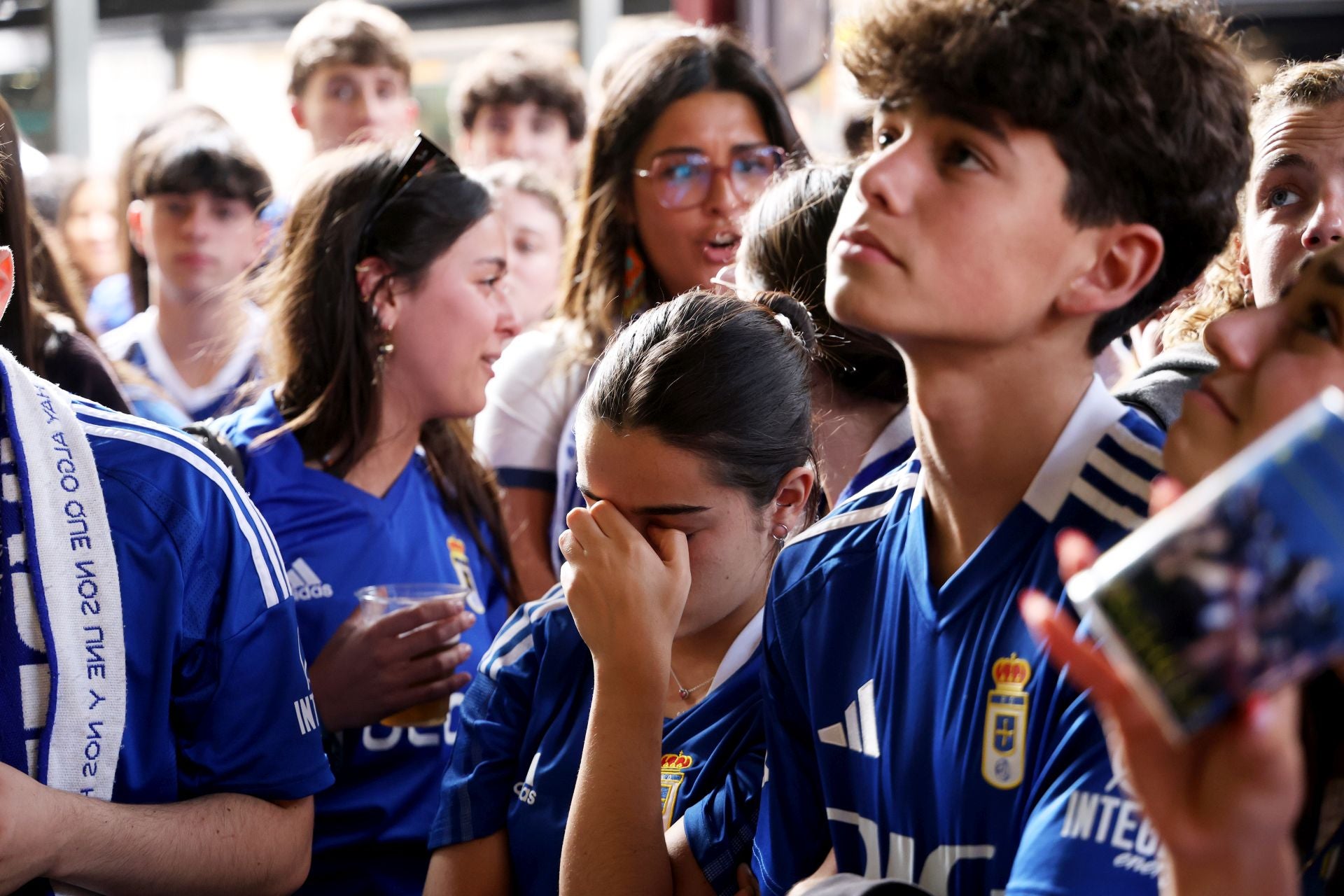 Nervios a flor de piel en los bares de Oviedo durante el Mirandés - Real Oviedo