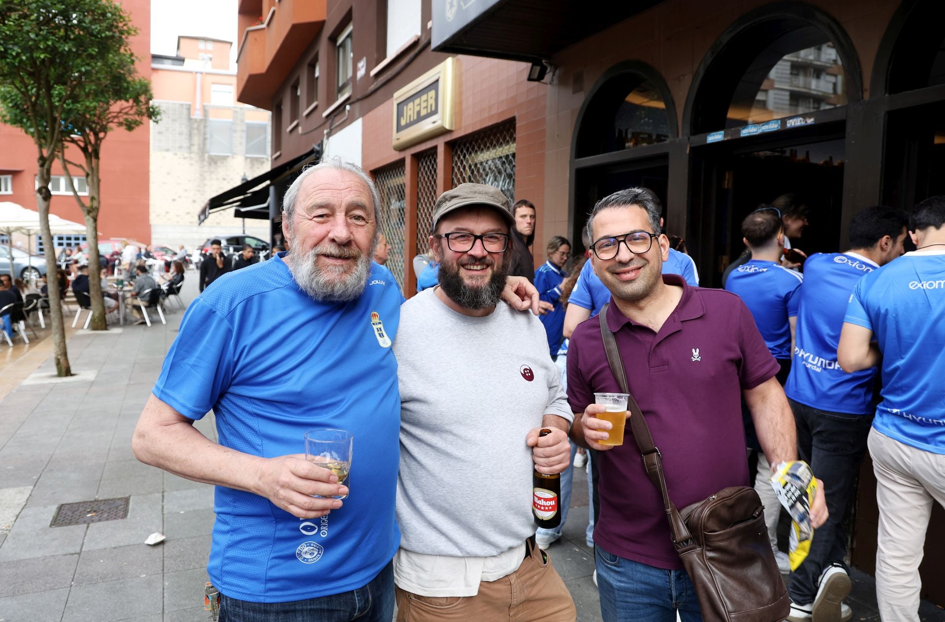 Nervios a flor de piel en los bares de Oviedo durante el Mirandés - Real Oviedo