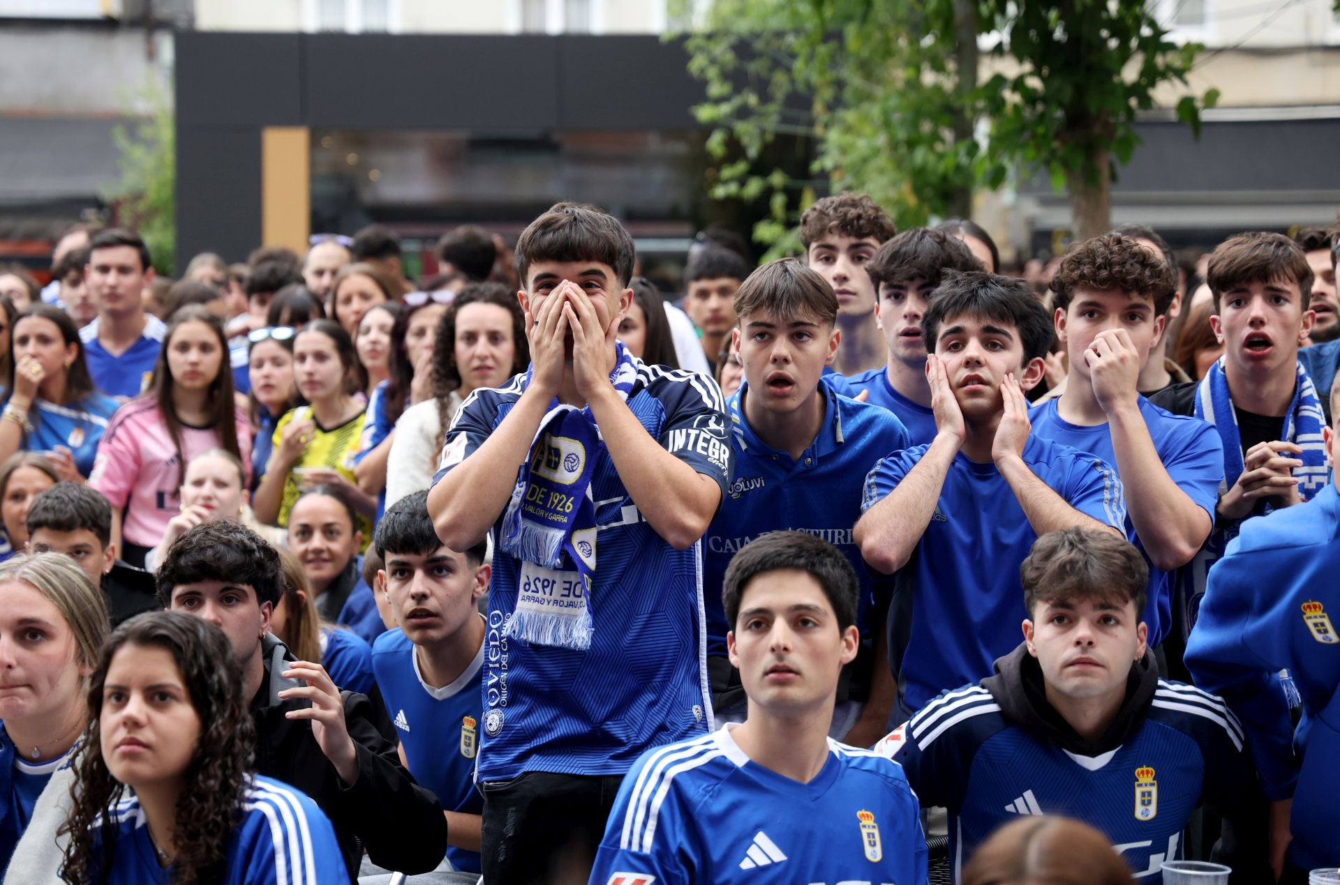 Nervios a flor de piel en los bares de Oviedo durante el Mirandés - Real Oviedo