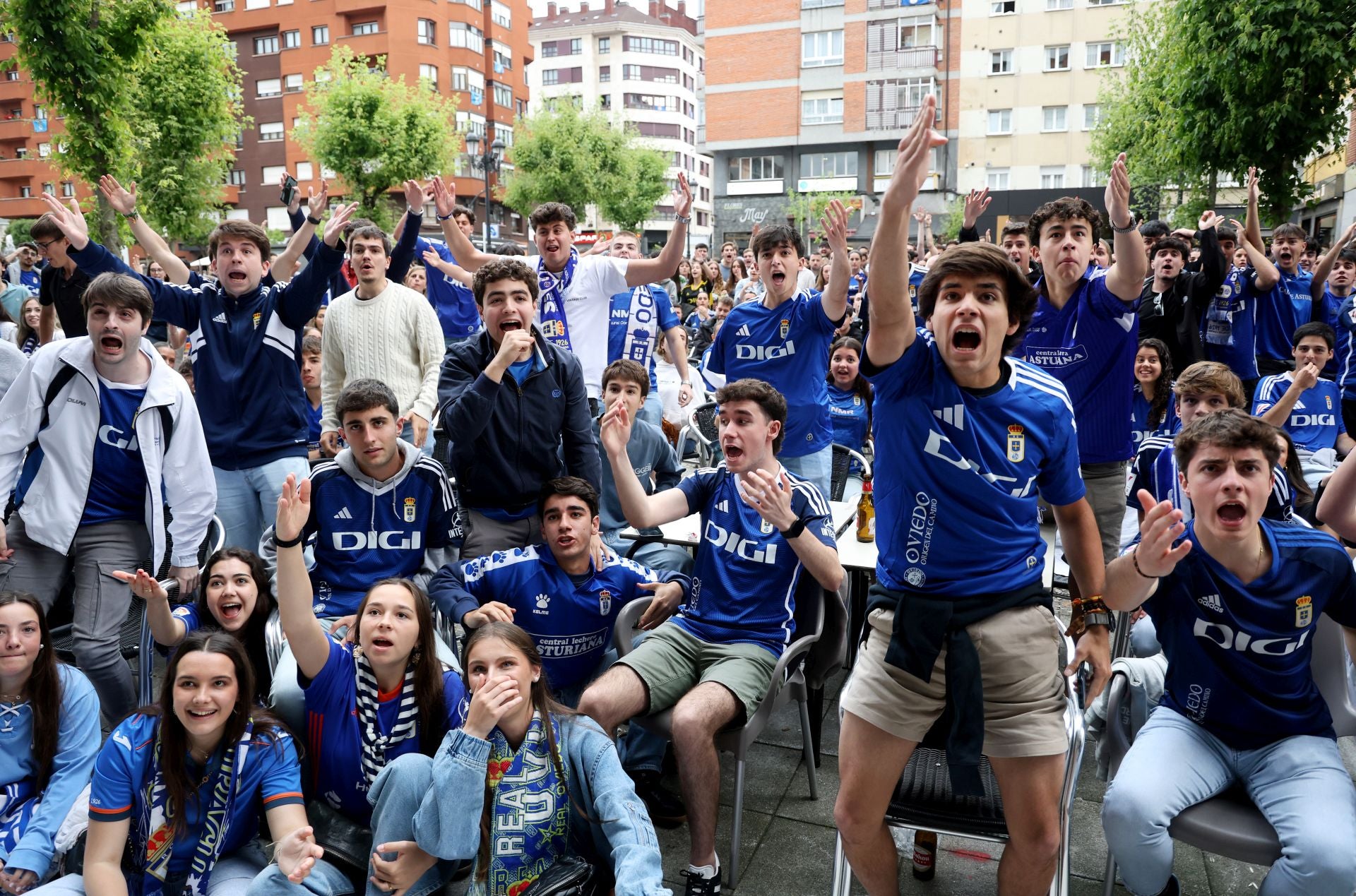Nervios a flor de piel en los bares de Oviedo durante el Mirandés - Real Oviedo