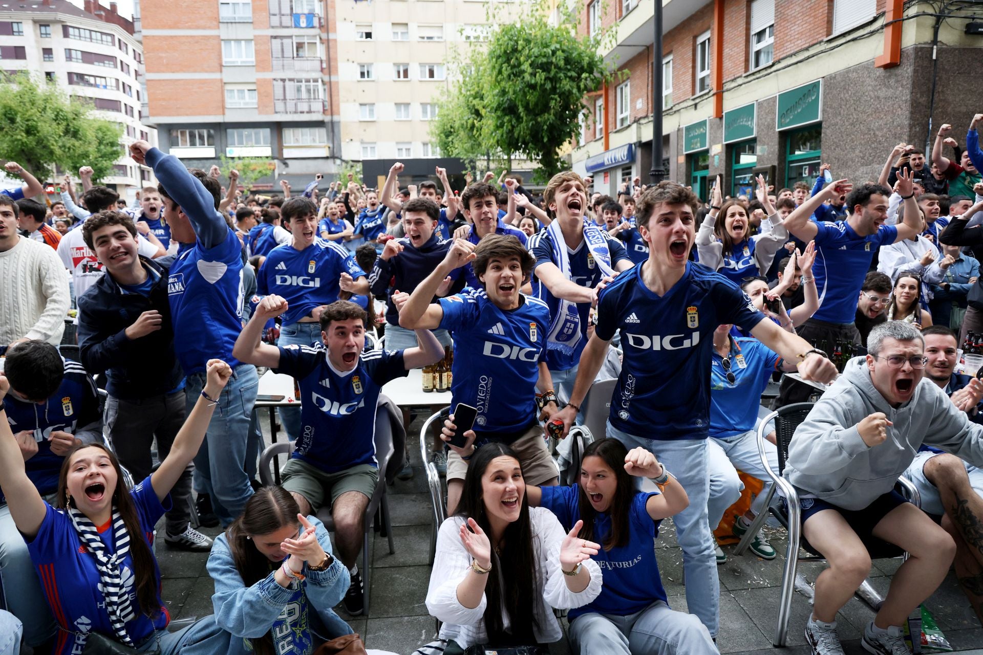 Nervios a flor de piel en los bares de Oviedo durante el Mirandés - Real Oviedo