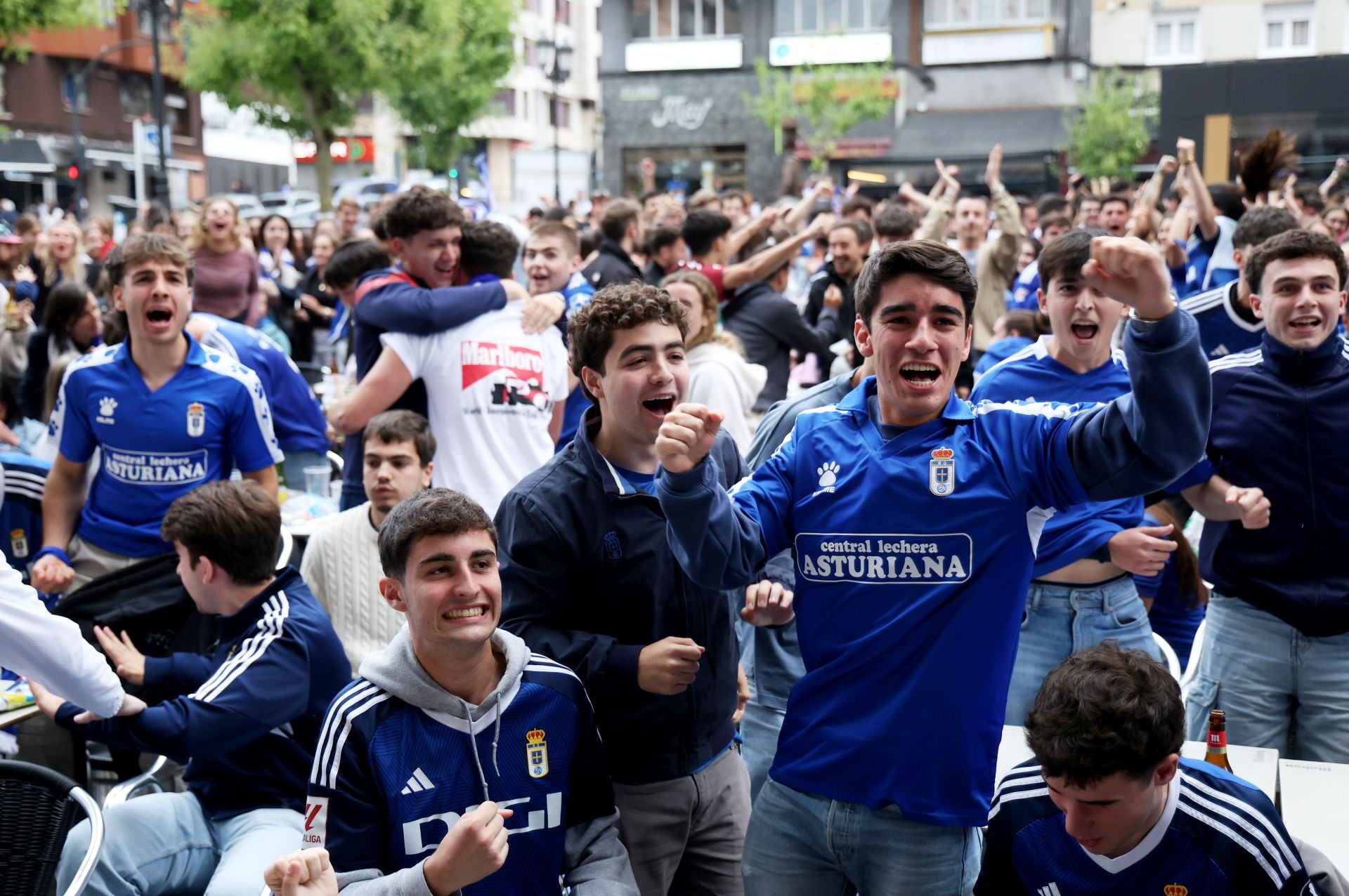 Nervios a flor de piel en los bares de Oviedo durante el Mirandés - Real Oviedo