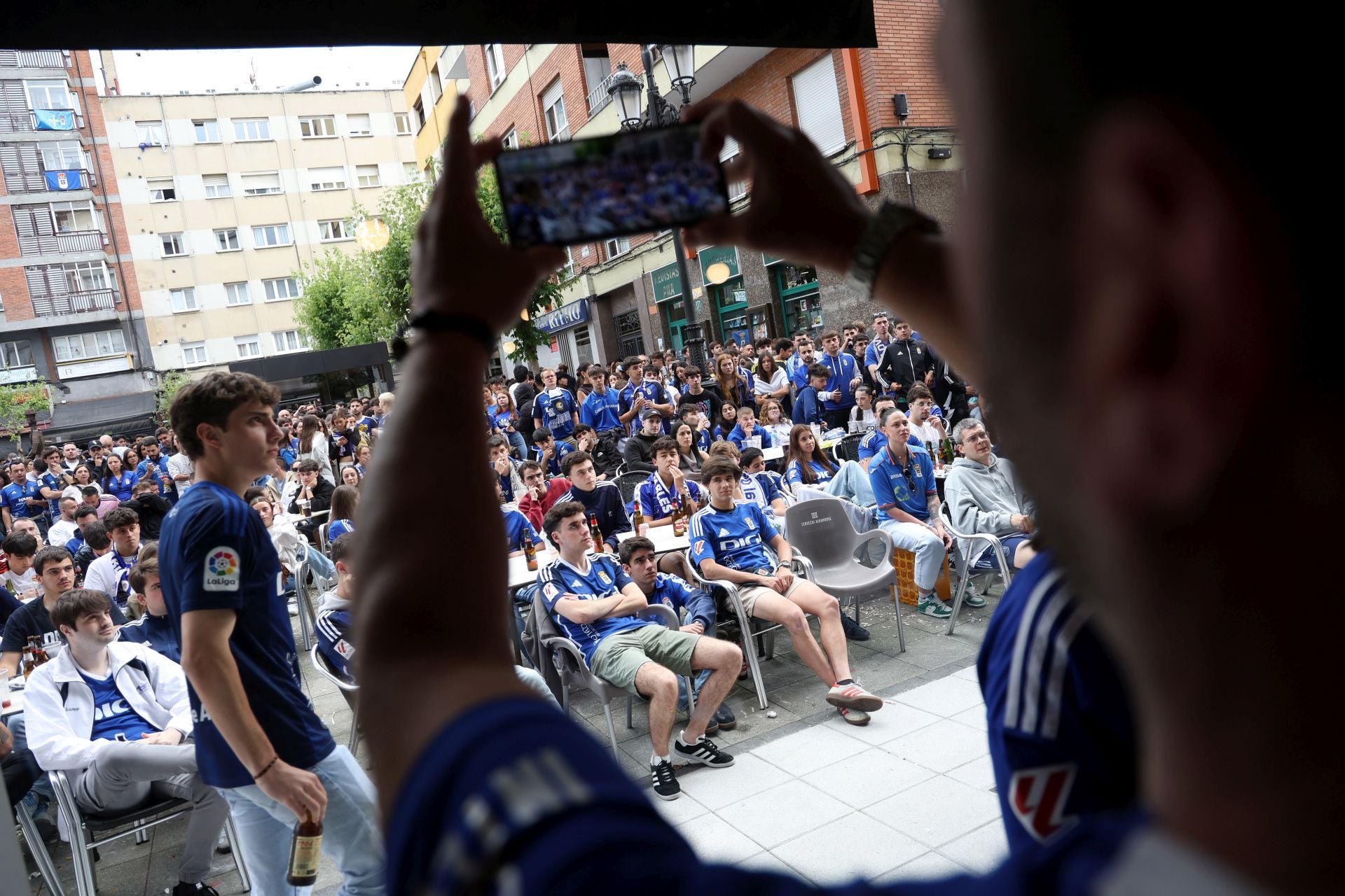 Nervios a flor de piel en los bares de Oviedo durante el Mirandés - Real Oviedo