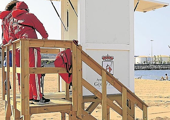 La playa de El Arbeyal, en Gijón, estrenará una caseta temporal de Salvamento
