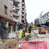 Los operarios trabajando en la avenida de Galicia.