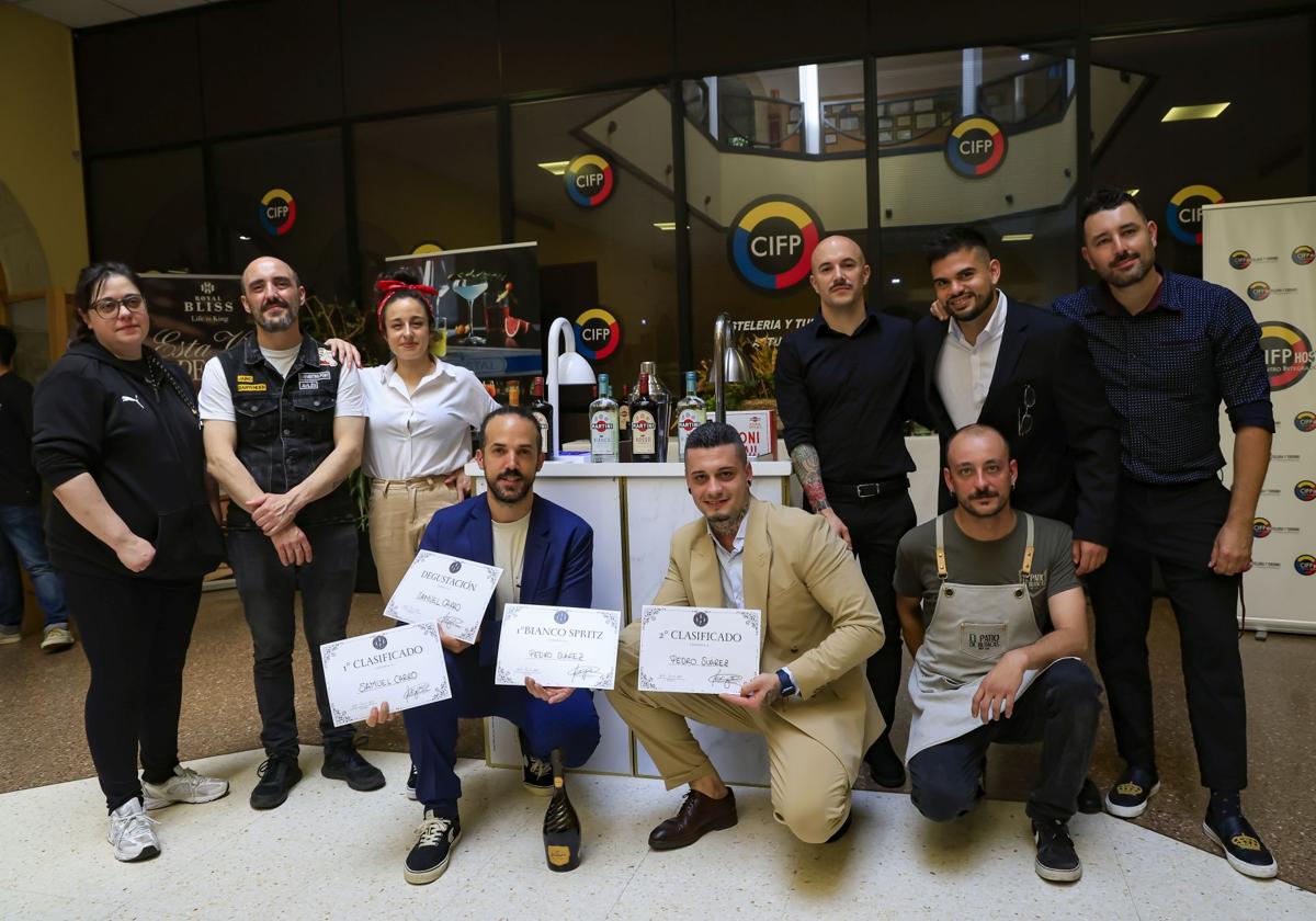 Todos los aspirantes del Campeonato Regional de Coctelería; por delante, Samuel Carro, Pedro Suárez y Cristian del Valle. Detrás, por la izquierda, Marta Echevarría, Jairo Bárcena, Laura Gallego, José Martínez, Andrés León y Christopher Grau.