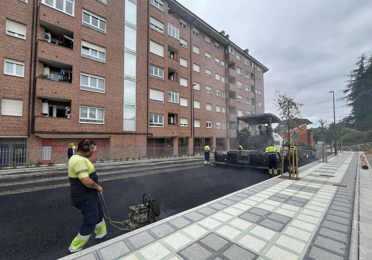 Labores de asfaltado de la calle Celleruelo de La Pola, que dieron comienzo este lunes.