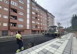 Labores de asfaltado de la calle Celleruelo de La Pola, que dieron comienzo este lunes.