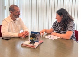 El alcalde de Siero, con la viceconsejera de Justicia, Encarnación Vicente.