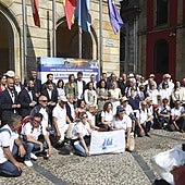 Representantes y autoridades de las 17 localidades hermanadas y peregrinos en la plaza Mayor.