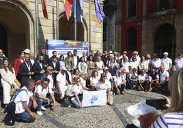 Representantes y autoridades de las 17 localidades hermanadas y peregrinos en la plaza Mayor.