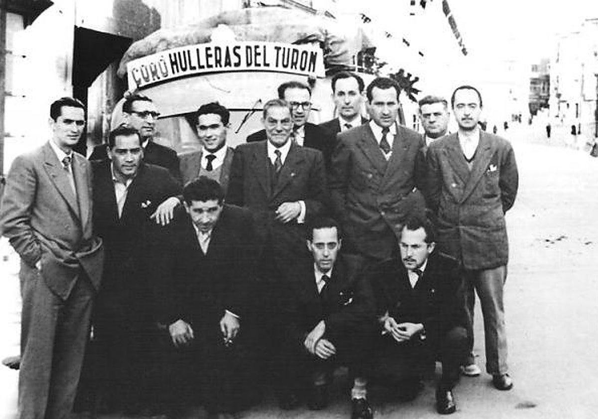 Una de las primeras agrupaciones del coro minero.