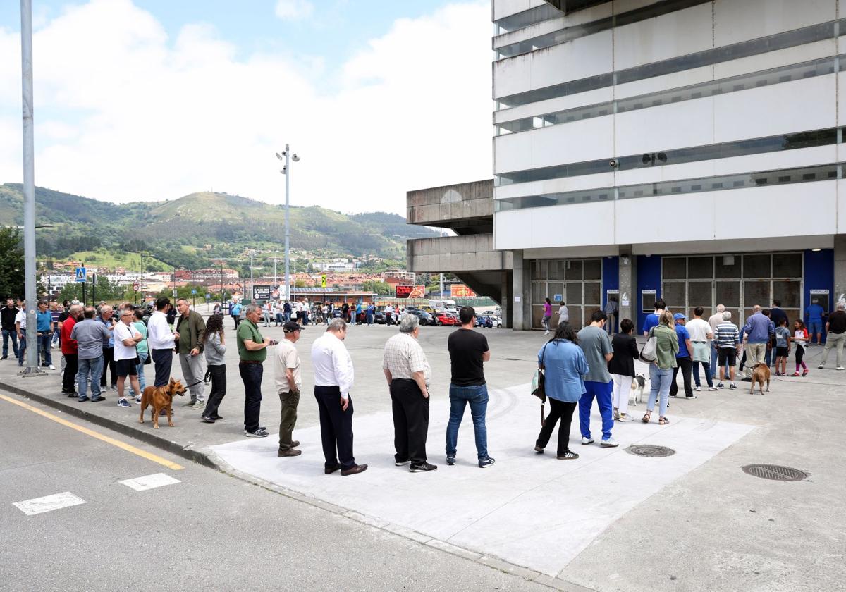 Colas para hacerse con una entrada para el partido contra el Mirandés.