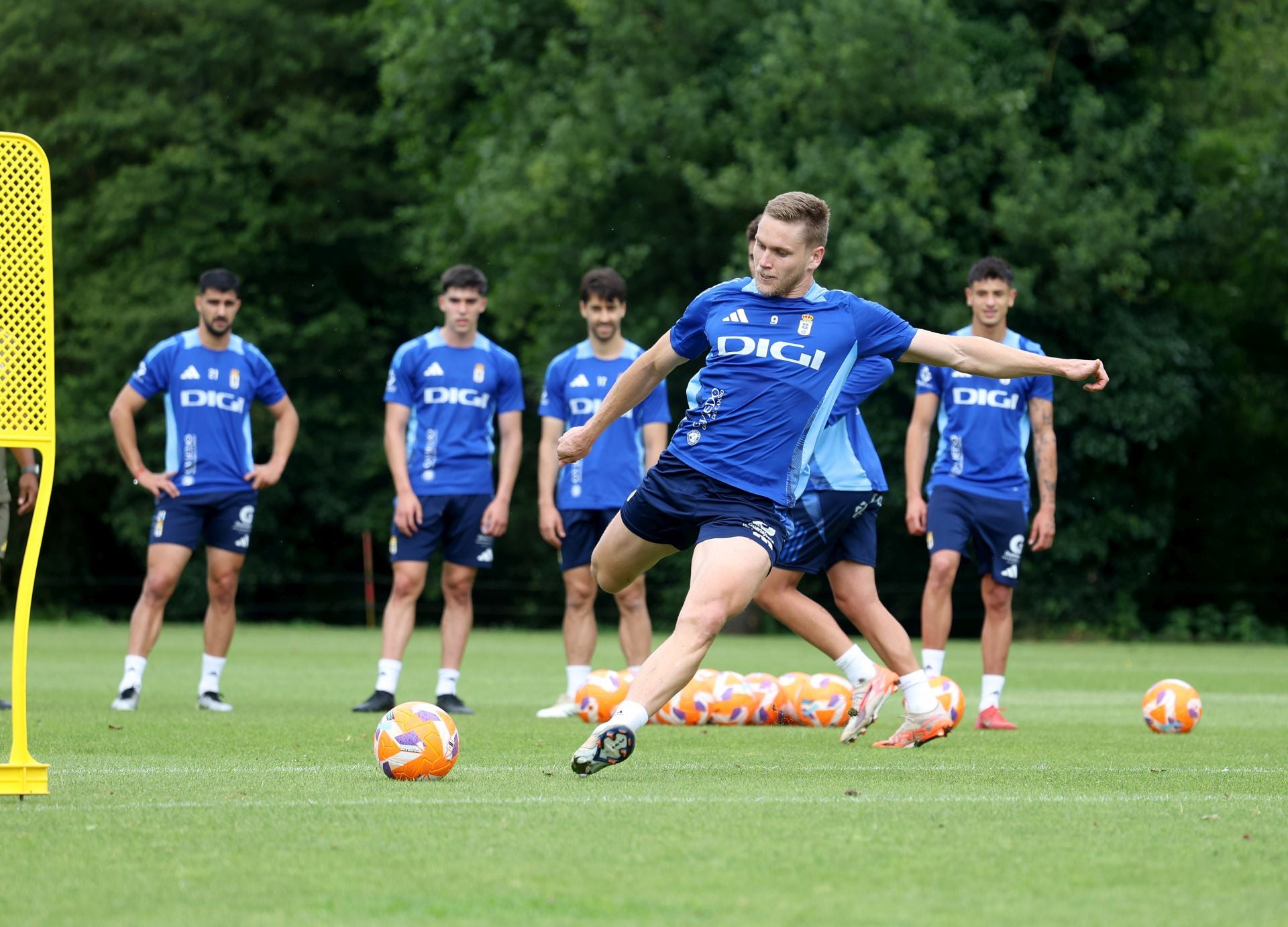 Entrenamiento del Real Oviedo tras el partido en Miranda de Ebro