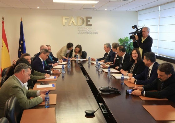 Calvo y los representantes de las entidades bancarias, durante la firma.