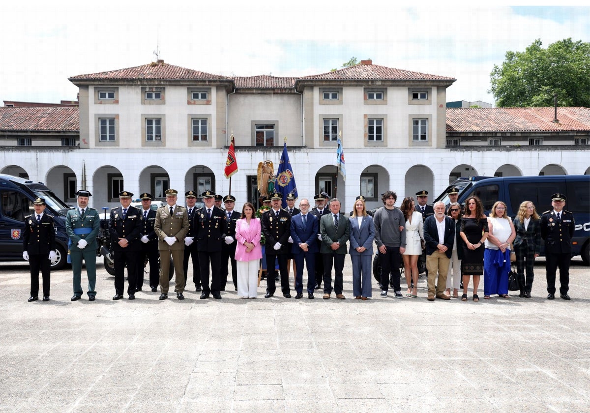 Policías, autoridades y familiares de víctimas del terrorismo en el patio del cuartel.