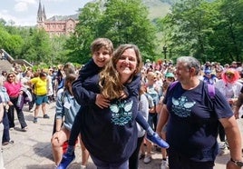 Javi, en brazos de su madre, Ana Piera, a su llegada a Covadonga en una marcha solidaria reciente.