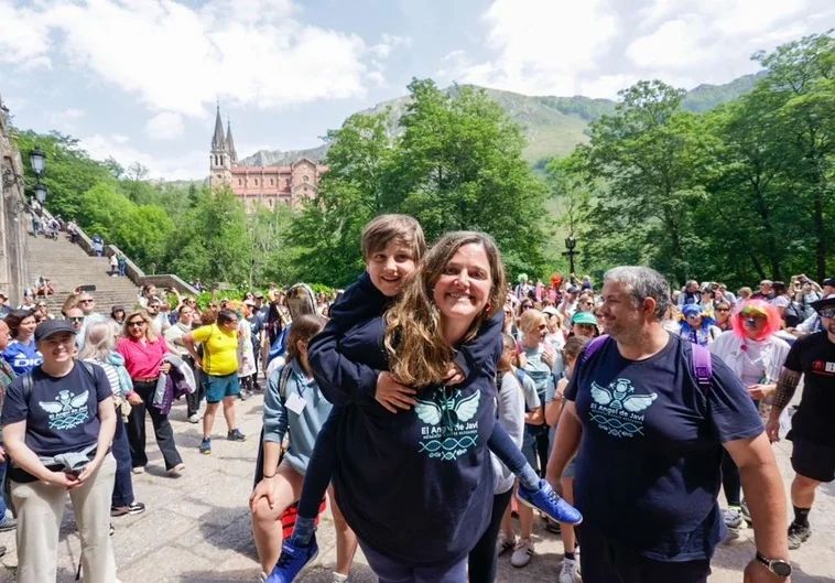 Javi, en brazos de su madre, Ana Piera, a su llegada a Covadonga en una marcha solidaria reciente.