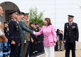 Adriana Lastra saluda a las autoridades militares en el patrio del Cuartel de la Policía Nacional.