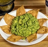 Un plato de nachos con guacamole.