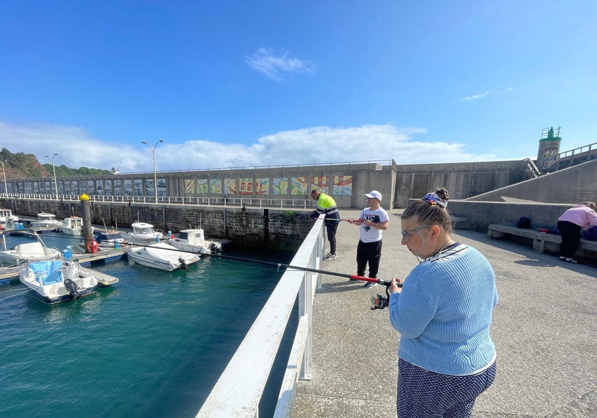 Participantes en los talleres de pesca.