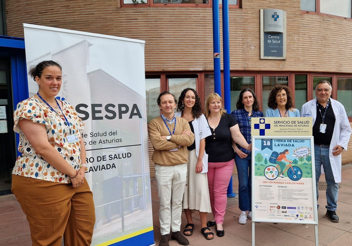 La supervisora de equipos de Atención Primaria, Shamara Castillo; el director de Atención Sanitaria y Salud Pública, Iván Pidal; las coordinadoras de la comisión de salud comunitaria del centro de salud de Laviada, Laura Martín y Ana Barriuso; la directora del centro de salud, Carmen Muñoz; y los coordinadores de equipos de Atención Primaria del área, María Sol Guerra y Jesús Montiel.
