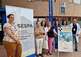 La supervisora de equipos de Atención Primaria, Shamara Castillo; el director de Atención Sanitaria y Salud Pública, Iván Pidal; las coordinadoras de la comisión de salud comunitaria del centro de salud de Laviada, Laura Martín y Ana Barriuso; la directora del centro de salud, Carmen Muñoz; y los coordinadores de equipos de Atención Primaria del área, María Sol Guerra y Jesús Montiel.