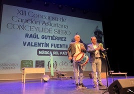 Raúl Gutiérrez, con el gaitero Valentín Fuente.