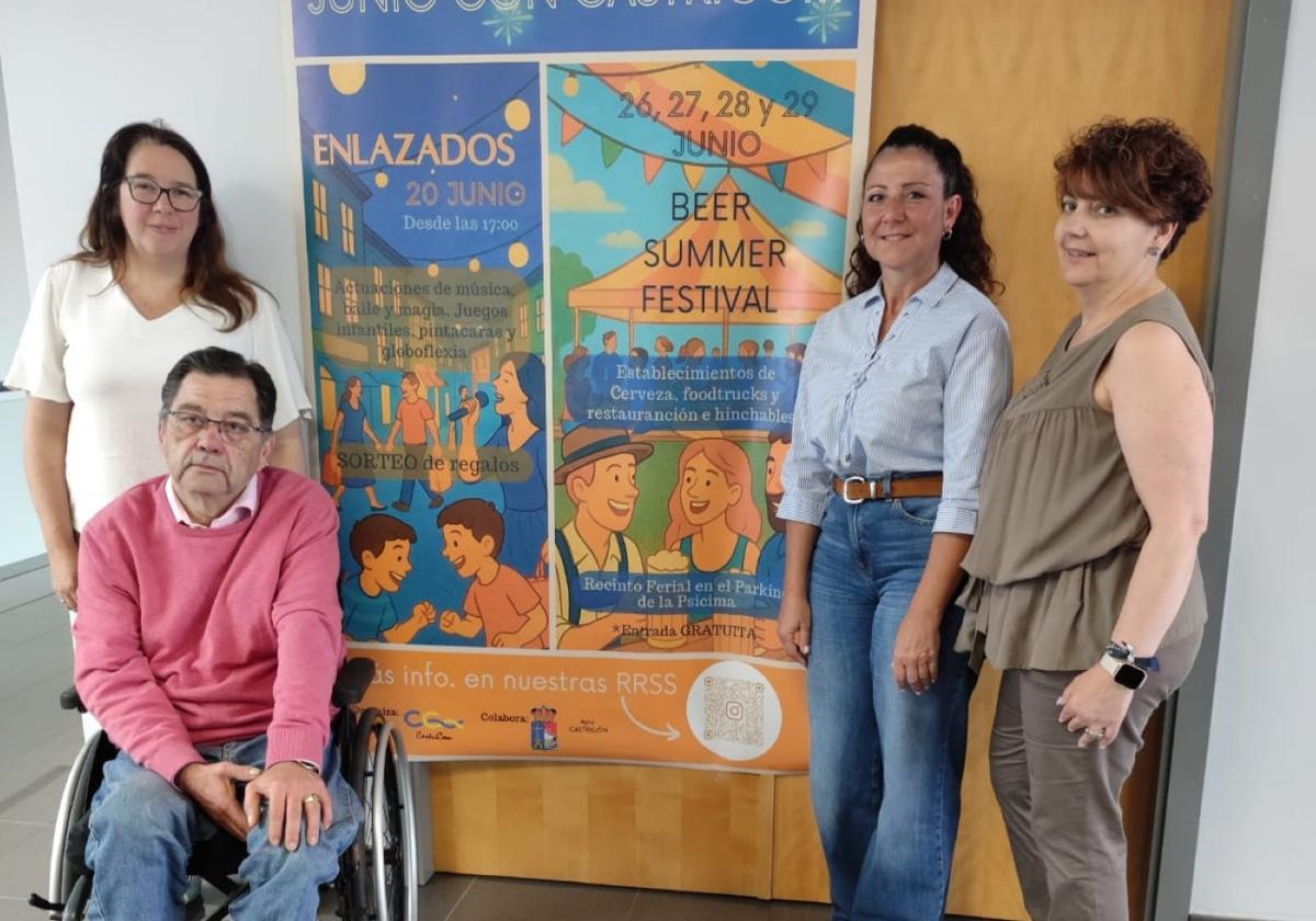 Marga López y José Luis Menéndez junto a las concejalas Nuria González-Nuevo y Marian Carbajal.