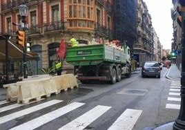 Operarios retirando los separadores poco antes del giro a Munuza desde San Bernardo.