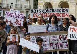 Varias familias protestan por la gestión del programa 11x12 en la plaza Mayor delante del Ayuntamiento de Gijón.