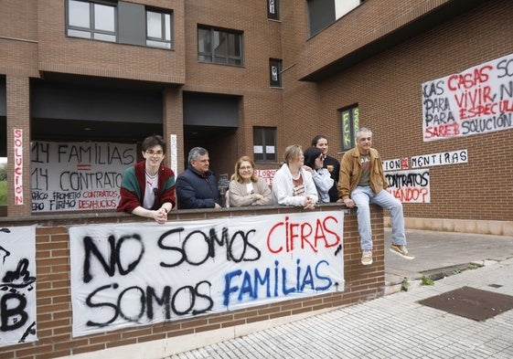 Parte de los vecinos del bloque de la calle Río Piloña afectados por la amenaza de desahucio de la Sareb, frente a sus viviendas.