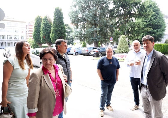 El consejero Borja Sánchez, a la derecha, acompañado por los representantes municipales, empresariales y sindicales, antes de la reunión.