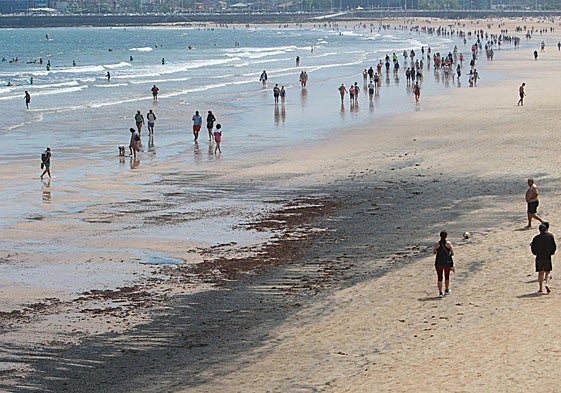Restos de carbón en la playa de San Lorenzo, el pasado mes de mayo.
