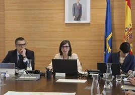 José Luis Barettino, Nieves Roqueñí y Lucía López, durante la reunión del consejo de administración del Puerto del 30 de abril de este año.
