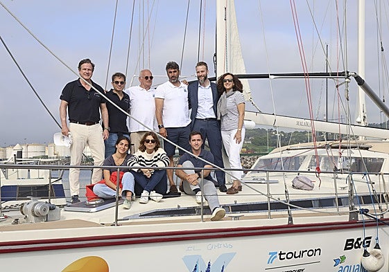 Federico Fernández y Daniel Martínez en el puerto deportivo.