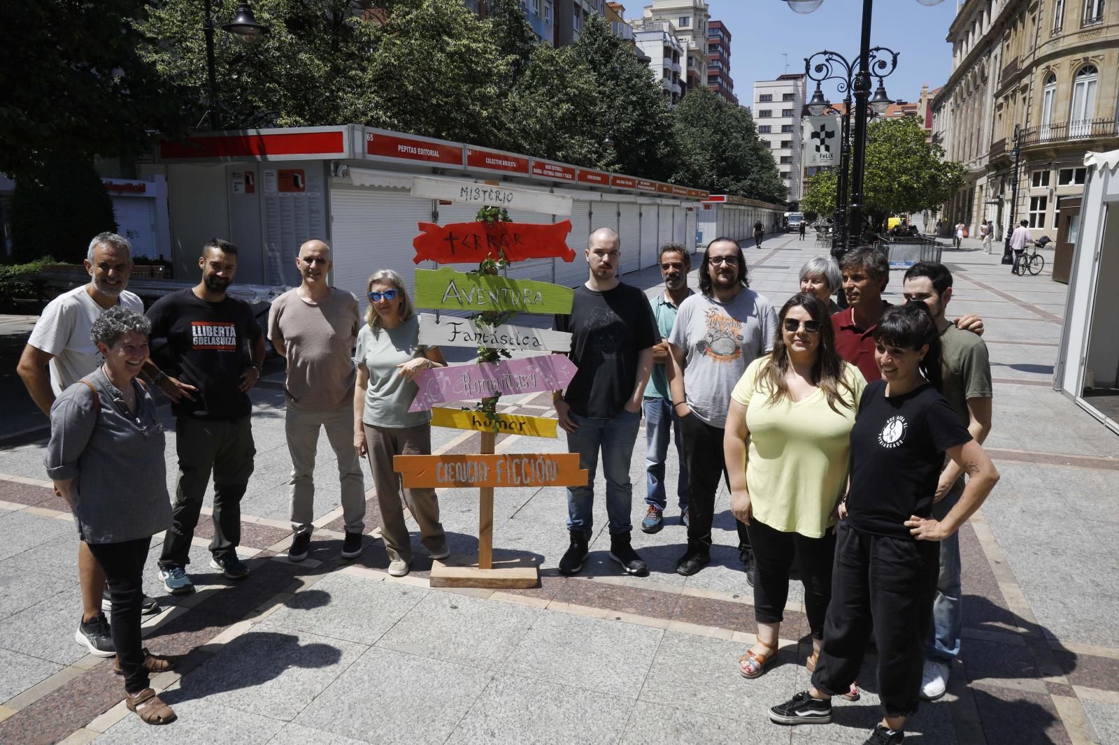 Algunos de los libreros y editores participantes en el paseo de Begoña, tras recibir las llaves de las casetas para comenzar a preparar los espacios que ocuparán en FeLiX