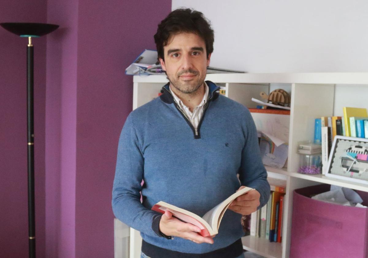 José Ángel Caperán, coach deportivo, en su consulta de Gijón.