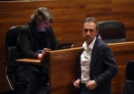 Ovidio Zapico, junto a Xabel Vegas, en la Junta General.