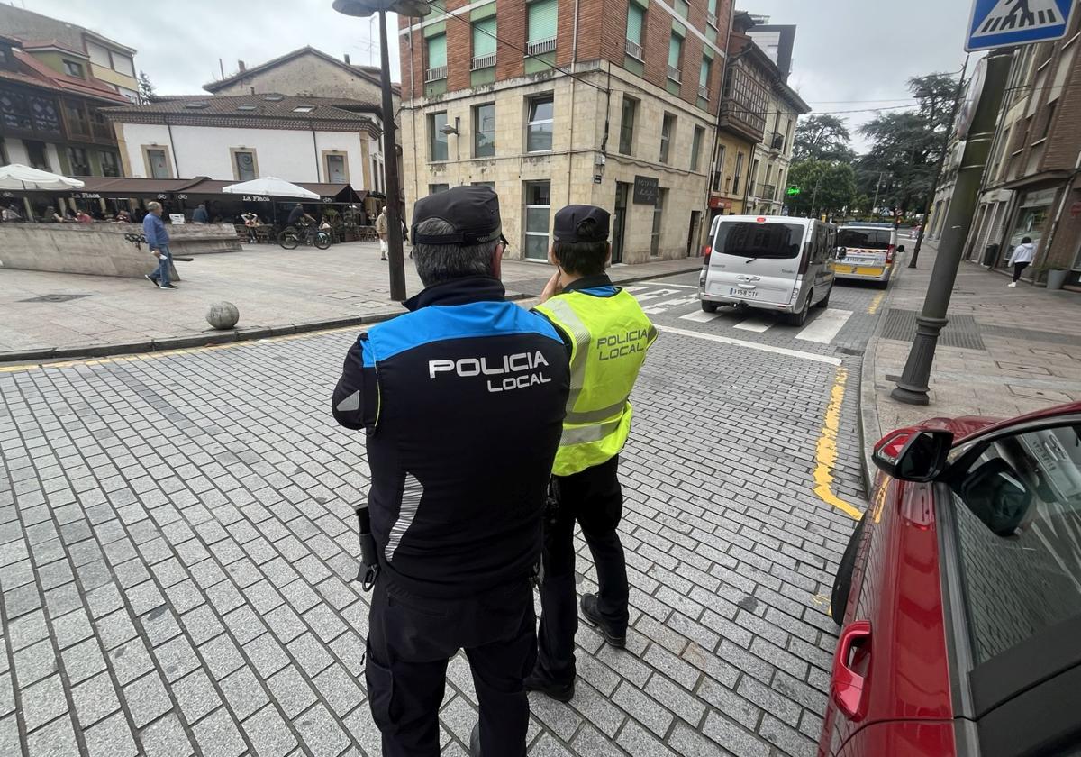 Agentes de la Policía Local de Siero, en La Pola.