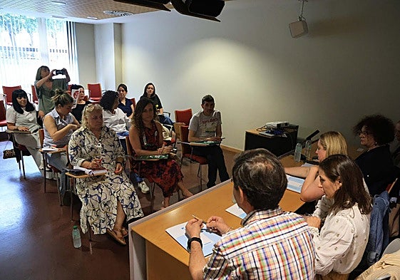 Un momento de la reunión entre el comité del ERA y responsables de Bienestar y Empleo Público.