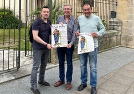 El presidente de Amigos del Roble, Miguel Ánxel Montenegro; el párroco de La Pola, Fermín Riaño; y el presidente de Afratra, Valentín Fuente, con el programa de la nueva fiesta.