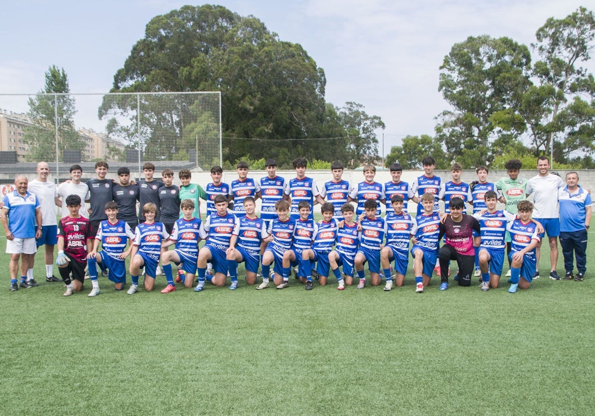 Foto de los equipos juvenil, cadete e infantil de fútbol campo, acompañados por los técnicos Fernando Tamargo (a la izquierda, segundo entrenador del infantil); a su lado, Eduardo Fernández (segundo entrenador del cadete), Jorge Ron (entrenador del juvenil, a la derecha) e Iván Guardado (primer entrenador del cadete, junto a Ron). También hay que citar a Noel Soto, primer entrenador del infantil A.