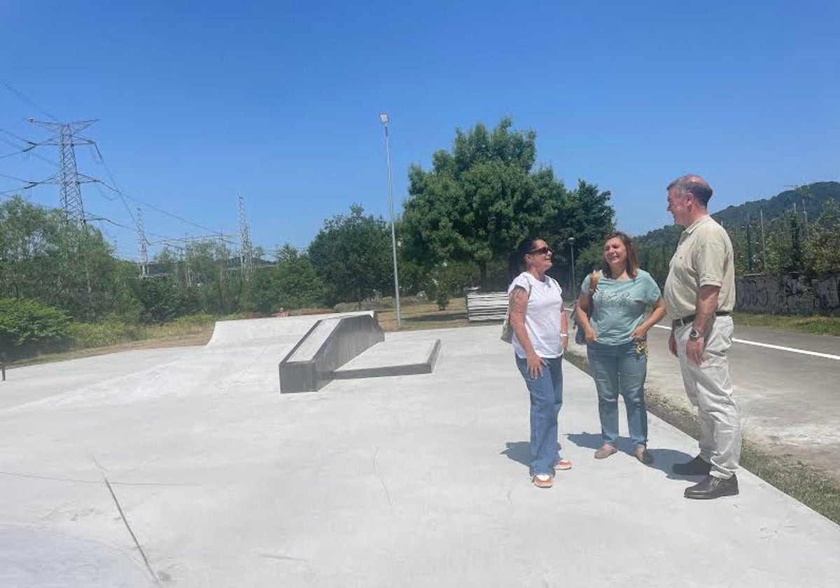 Personal municipal visitando las obras finalizadas del skate de Lada