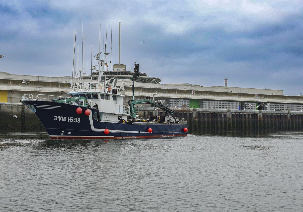 Una embarcación a su llegada al muelle pesquero de Avilés.