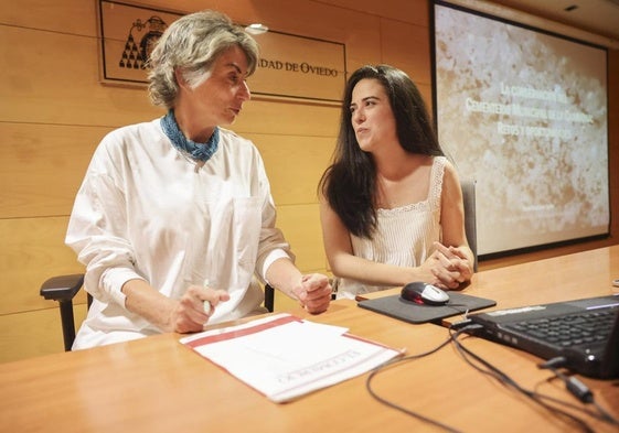 La coordinadora del Aula, Mercedes de Soignie, junto a la restauradora Sara González Curto.