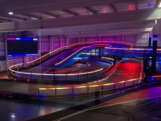 Fernando Alonso inaugura la nueva pista de karts indoor
